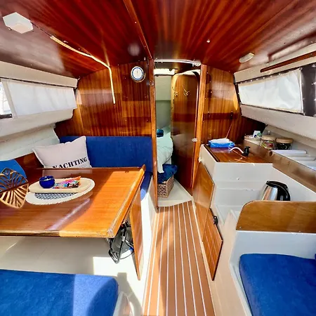 Nuit Insolite Sur Le Voilier Marmara Au Havre Botel *